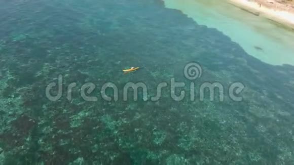 空中电影顶级无人机拍摄的船在惊人的平静清澈的海水与珊瑚礁视频的预览图