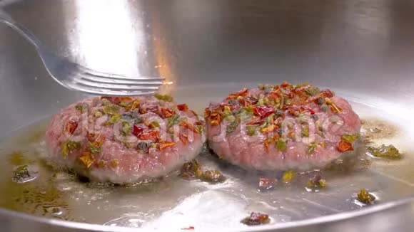特写牛肉片汉堡煎锅烹饪过程视频的预览图