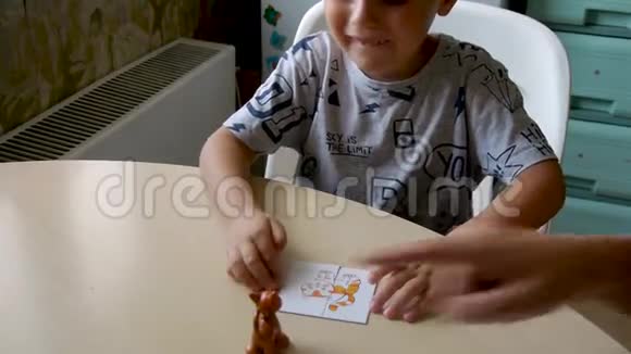 自闭症男孩在组装puzzleclose时淘气视频的预览图