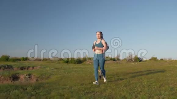 健康的生活方式运动的家庭在绿色的草地和晴朗的天空上跑来跑去视频的预览图