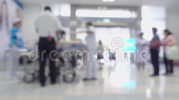 男护士使用轮椅或床带病人看病视频的预览图