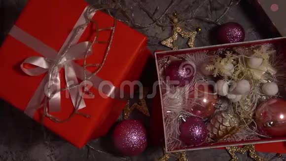 带圣诞装饰的红色礼品盒视频的预览图