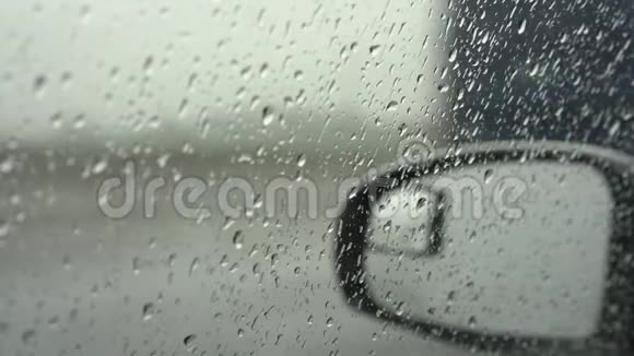 各种汽车沿着宽阔的湿灰色道路行驶特写镜头视频的预览图