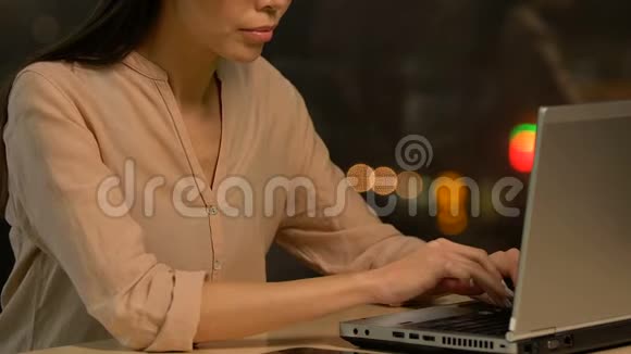 疲惫的年轻女士在笔记本电脑上打字感到手腕疼痛摩擦它最后期限视频的预览图