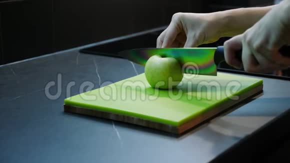 女人的手切苹果年轻女子在木板上切绿苹果在工具箱上准备健康食品的贴身女性手视频的预览图