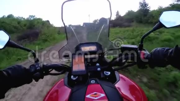 晚上骑摩托车骑Uphill在越野Dirt路上POV视频的预览图
