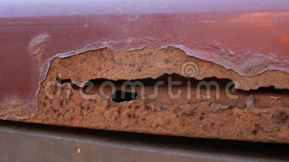 一种旧的生锈的金属件的一部分可能是一个带有铁锈洞和剥落油漆的汽车罩视频的预览图