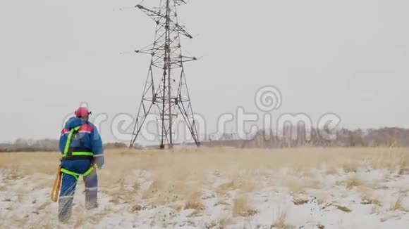 冬季能源站上的电塔视频的预览图