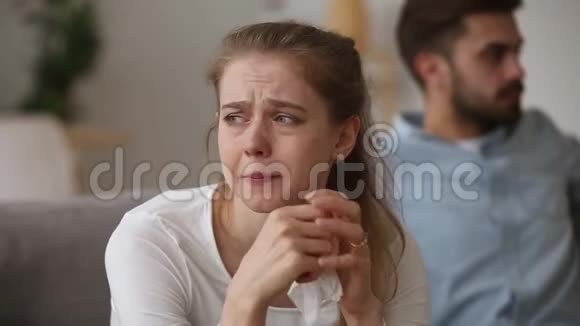 伤心哭泣的年轻女子妻子为家庭争吵而烦恼视频的预览图