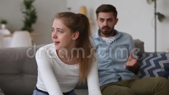 愤怒的年轻女人哭泣的丈夫鄙视对妻子大喊大叫视频的预览图