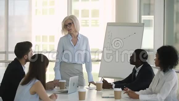 成熟的经理业务讨论领导公司小组会议视频的预览图