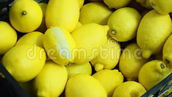 出售收获柠檬很多新鲜的柠檬Lemon顶视图视频的预览图