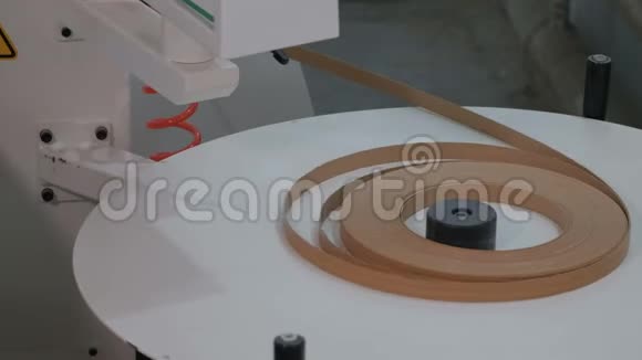 家具制造边缘刨花板零件的机器特写镜头带木质构的pvc边卷张力录像里有视频的预览图