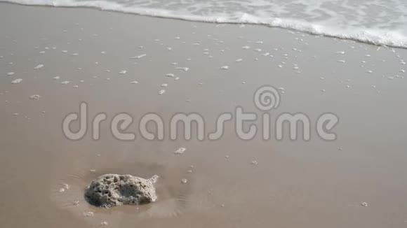穿着白色黄色睡衣的亚洲女孩在晴朗的一天漫步在美丽的海滩上视频的预览图