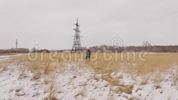 电工去雪场上的电线视频的预览图