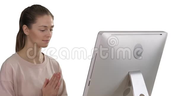 漂亮的女人坐在桌子上的椅子上电脑在白色的背景下冥想视频的预览图