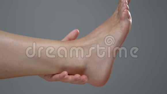 女性接触疼痛的脚踝运动创伤关节损伤或炎症视频的预览图