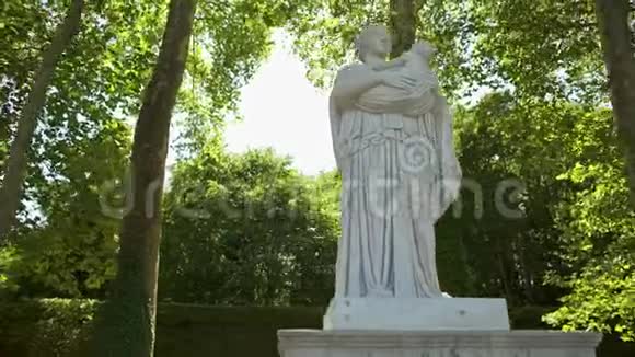 潘在春天凡尔赛花园小巷的雕像追踪拍摄视频的预览图