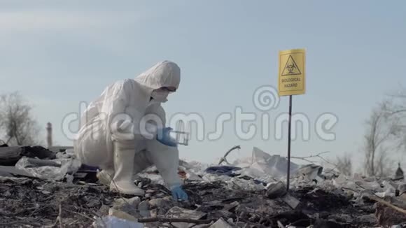 污染环境女科学家穿着制服和防护手套拿着试管和取样品视频的预览图