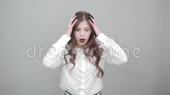 时尚漂亮的女士白色衬衫手放在额头上头痛视频的预览图