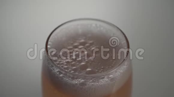 浇注碳酸饮料后泡沫减少泡沫出现并破裂视频的预览图