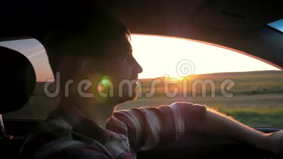 在日落的背景下开车的人视频的预览图