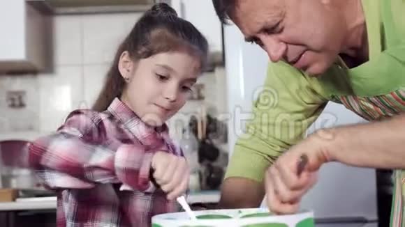 棕色头发的女孩用勺子把产品混合在大碗里视频的预览图