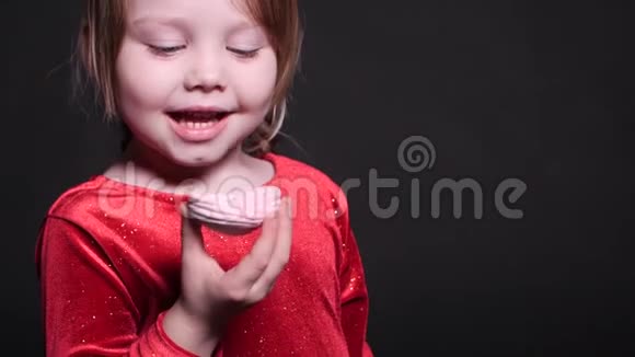 可爱的小女孩吃着美味的棉花糖视频的预览图