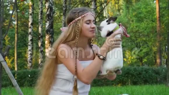 女孩抱着吻兔宠物的幸福视频的预览图