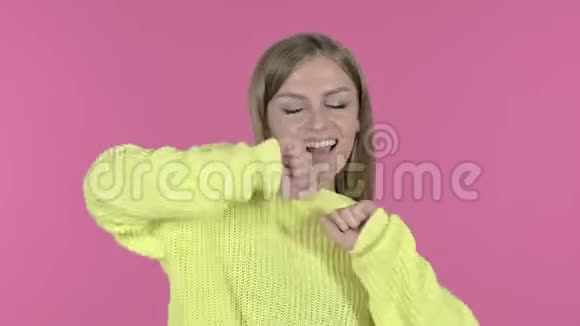 兴奋的少女跳舞庆祝粉色背景视频的预览图