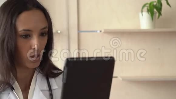 专业女性通过互联网聊天作为医生工作视频的预览图