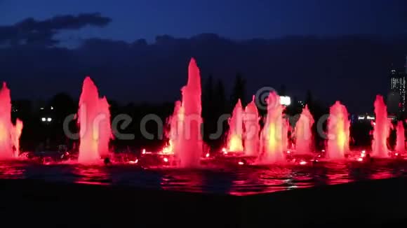 红色喷水之夜喷泉全景技术改进视频的预览图