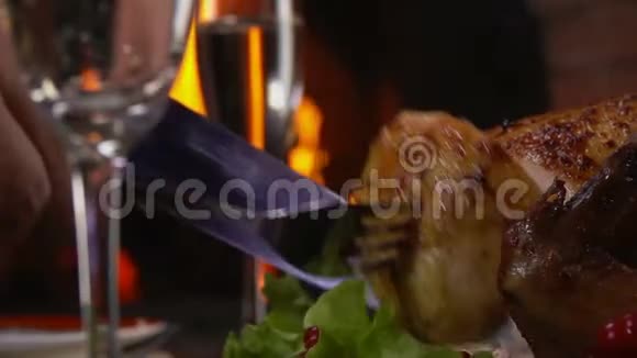 火的背景下用刀切鸡视频的预览图