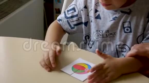 自闭症男孩在组装puzzlecloser时淘气视频的预览图