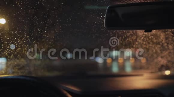挡风玻璃雨刷清洗前车窗的背景视频的预览图