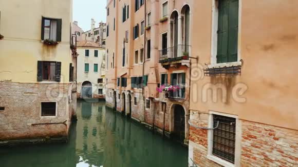 古老的建筑和狭窄的运河为威尼斯的船只和贡多拉斯威尼斯建筑的典型例子视频的预览图