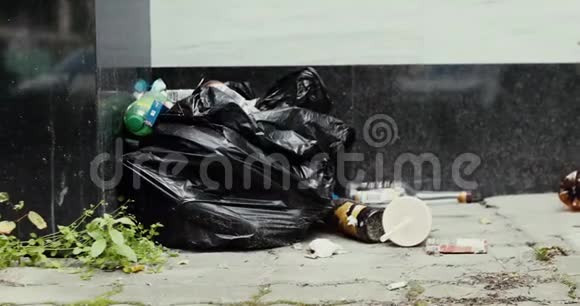 垃圾倒在街上视频的预览图