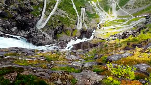 挪威安达汽车沿着蜿蜒的山路行驶著名的挪威地标视频的预览图