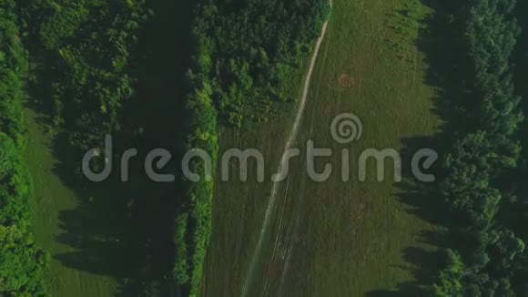空中景观飞越丰富的环境4K视频的预览图