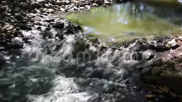 河水在阳光的照射下快速流动视频的预览图