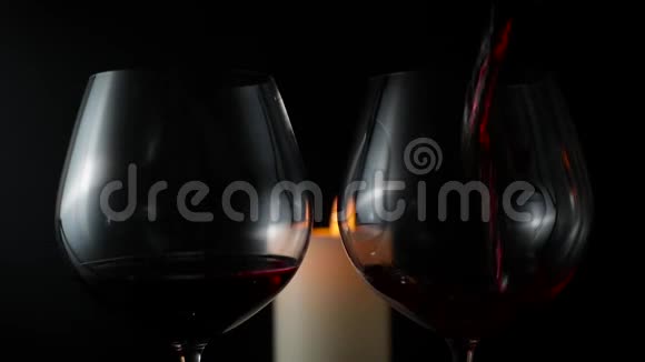 为浪漫而把酒倒进酒杯视频的预览图