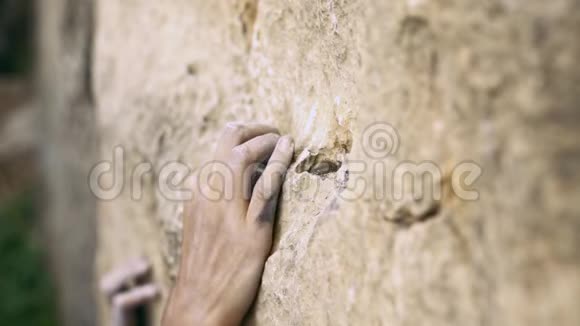 攀登时刻特写镜头中的女人的手在黄岩上抓着石头视频的预览图