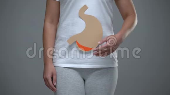 妇女持纸胃征预防胃炎胃肠道视频的预览图