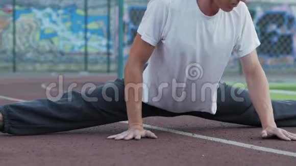 运动员锻炼身体视频的预览图