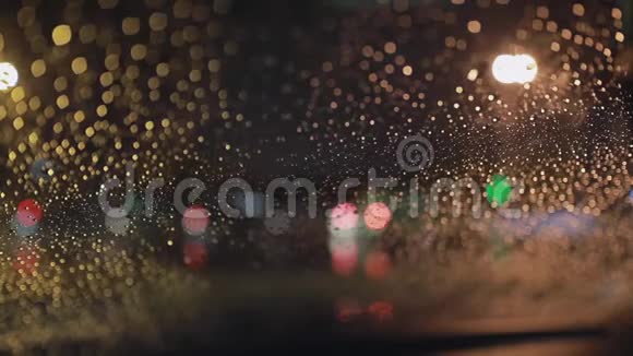 挡风玻璃雨刷清洗前车窗的背景视频的预览图