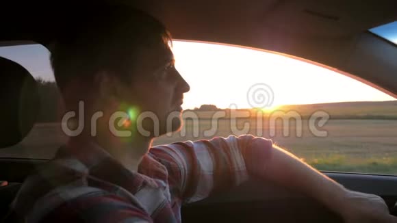 高加索人在日落背景下驾车视频的预览图