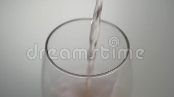 一股柔和的泡沫饮料掉进玻璃烧杯里视频的预览图
