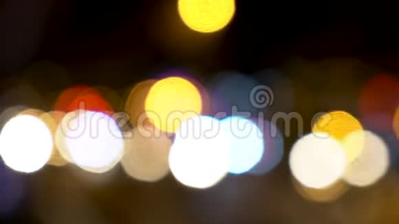 夜间在城市街道上行驶的汽车摩托车摩托车和交通信号灯视频的预览图