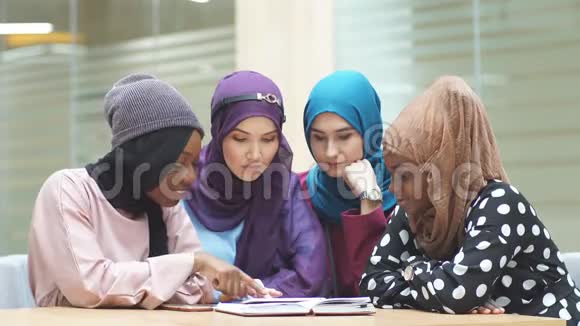 伊斯兰女性旅行博主与其追随者分享智能手机信息视频的预览图