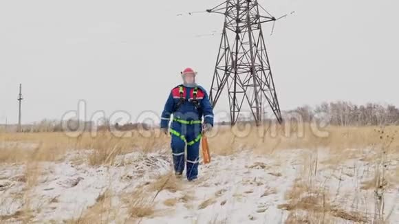 疲惫的修理工和电站一起走在冬天的田野上视频的预览图